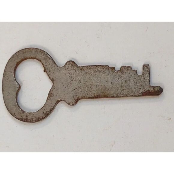 Vintage Flat Heart Key Steamer Trunk - Picture 5 of 10